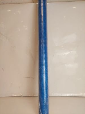 un tuyau bleu posé par terre