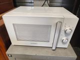 un micro-ondes posé sur un comptoir