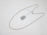 Gros plan sur un collier portant une étiquette