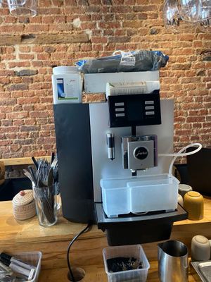 une photo d'une machine à café posée sur le comptoir d'un café