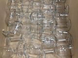 plusieurs verres à vin vides dans une boîte sur la table