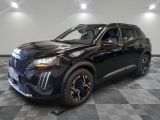 un SUV noir garé sur un sol en carrelage à damier dans un garage