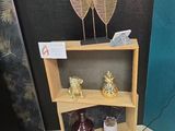 une étagère en bois sur laquelle sont posés deux vases en verre