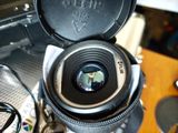 un gros plan sur l'objectif d'un appareil photo monté sur un trépied