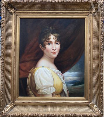 portrait d'une femme en robe jaune devant un rideau rouge