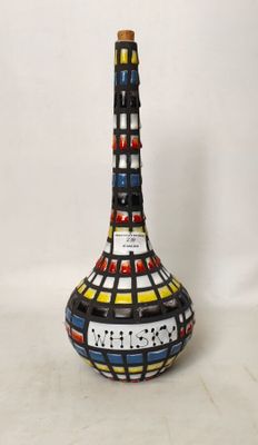 un vase orné de nombreuses couleurs différentes