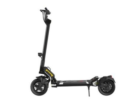 une trottinette électrique avec des roues et un guidon, sur fond blanc