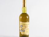 une photo d'une bouteille de whisky posée sur une surface blanche