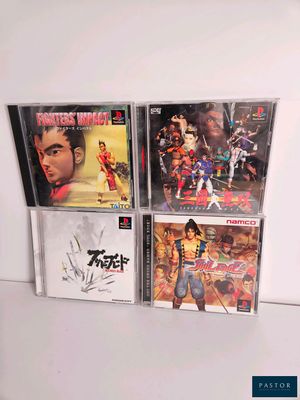 quatre CD accrochés au mur les uns à côté des autres