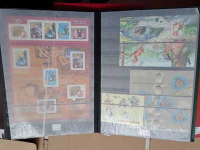 une boîte en carton sur laquelle sont collés quelques timbres
