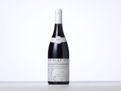 une bouteille de vin posée sur une table
