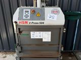 une photo d'une machine garée devant un bâtiment