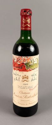 une bouteille de vin rouge sur fond gris, avec un bouchon rouge