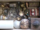 une boîte remplie d'objets assortis qui s'y trouvent
