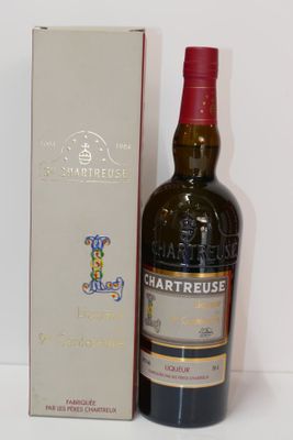 une bouteille de vin à côté d'une boîte