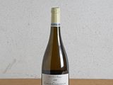 une bouteille de vin posée sur une table à côté d'une bouteille de vin