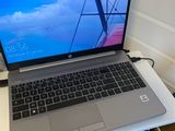 un ordinateur portable posé sur un bureau, à côté d'une lampe