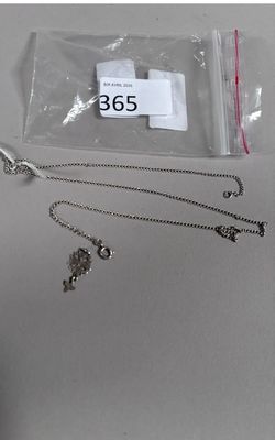 Chaine et pendentif en argent à décor d'une croix huguenote.
