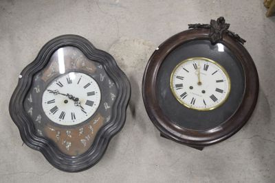 deux horloges posées par terre l'une à côté de l'autre