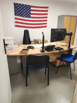 un bureau sur lequel se trouve un écran d'ordinateur