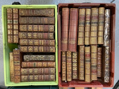 plusieurs vieux livres dans une boîte verte sur une table