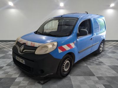 la photo d'une camionnette bleue garée dans un garage