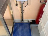 une balance posée par terre dans une pièce
