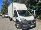 un camion blanc garé dans un parking