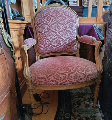 une chaise qui se trouve dans le coin d'une pièce