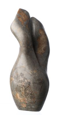 une image représentant une sculpture représentant un vase sur fond blanc