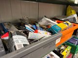 un bac rempli d'objets divers posé sur une étagère