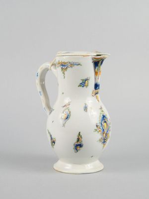 une image représentant un vase blanc orné de motifs bleus et jaunes