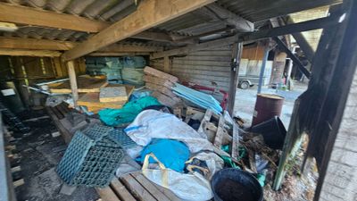 un banc en bois sur lequel sont posées plein de choses