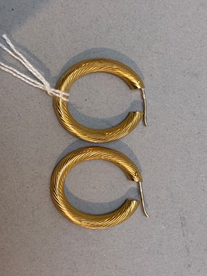 paire de boucles d'oreilles créoles plaquées or avec un fil blanc