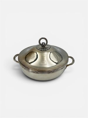une cocotte en métal plaqué argent, avec un couvercle et des poignées