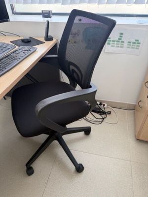 un bureau sur lequel se trouvent un ordinateur et un portable