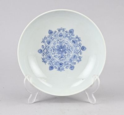 une assiette bleue et blanche ornée d'un motif floral