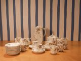 beaucoup d'assiettes et de tasses sur la table