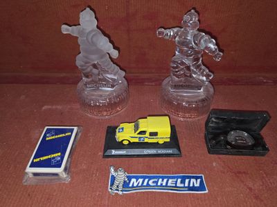 un grand nombre d'objets posés sur une table