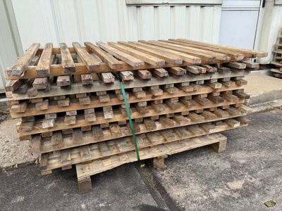 Un lot de 12 plaques de caillebotis bois pour racks à palett…