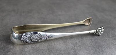 un gros plan sur une cuillère en argent posée sur une table