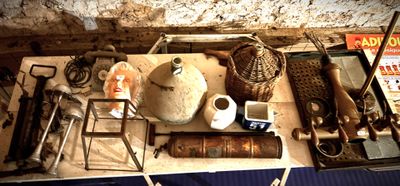 une table sur laquelle se trouvent divers objets, notamment un ours en peluche et d'autres objets