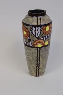 un vase avec un motif sur une surface blanche