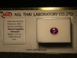 un gros plan d'un diamant rose sur une carte blanche