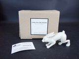 La petite figurine de lapin blanc est posée à côté d'une boîte