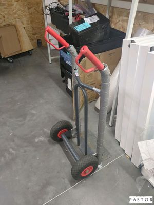 un diable avec une poignée rouge dans un garage