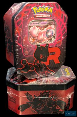 deux boîtes de cartes Pokémon sont empilées l'une sur l'autre