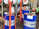 de nombreux fûts entreposés dans un garage