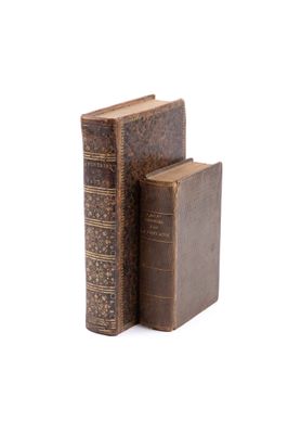 deux livres posés l'un sur l'autre sur une surface blanche
