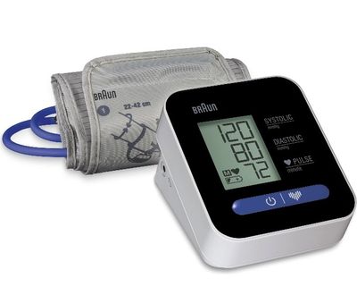 une image représentant un tensiomètre à côté d'une trousse médicale